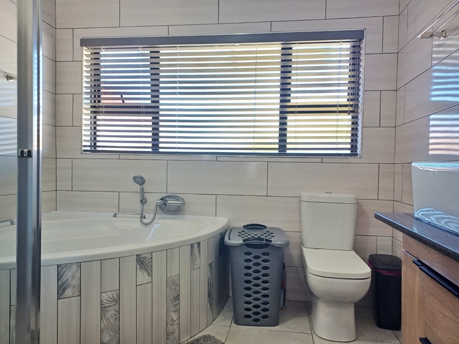 5 Bedroom Property for Sale in Fraaiuitsig Western Cape